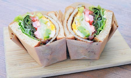 B:瞬間ベーコン/E:エッグ/A:アボカド/T:トマト/O:オニオンのボリュームサンド